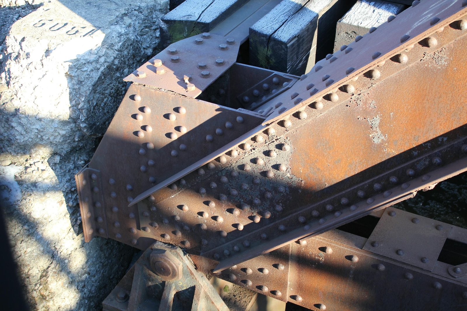 Lower angle connection, south truss